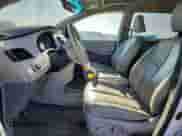 2013 Toyota Sienna XLE AAS z VIN 5TDYK3DC8DS332113, wystawiony jako Copart lot #69010115 z przebiegiem 148 685 mil mil oraz Szkoda całkowita • Salvage title. Historia ofert i sprzedaży dostępna na DreamBid. Obrazek 7.