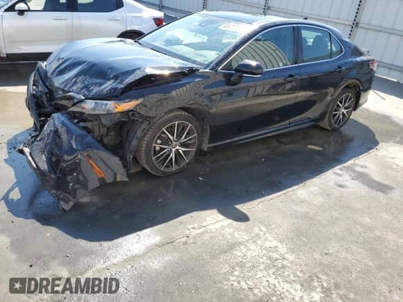 2023 Toyota Camry SE z VIN 4T1G11AK2PU816899, wystawiony jako Copart lot #71799045 z przebiegiem 52 796 mil mil oraz Czysty tytuł • Clean title. Historia ofert i sprzedaży dostępna na DreamBid. Obrazek 1.