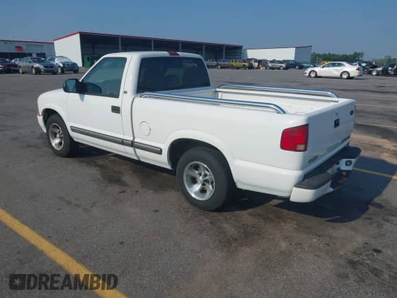 2001 Chevrolet S-10 with VIN 1GCCS14581K111095, listed as a IAAI auction lot 42688624 with 117,923 mi miles and . Bid and sale history available at DreamBid. Image 3.