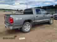 2005 Dodge Dakota Laramie z VIN 1D7HW58N35S152175, wystawiony jako Copart lot #61299295 z przebiegiem 221 812 mil mil oraz Nie do naprawy • Non repairable. Historia ofert i sprzedaży dostępna na DreamBid. Obrazek 3.
