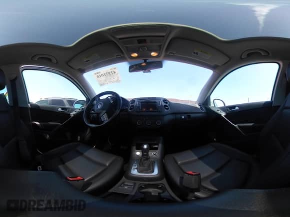 2017 Volkswagen Tiguan Wolfsburg Edition z VIN WVGRV7AX8HK019775, wystawiony jako IAAI lot #42571018 z przebiegiem 74 524 mil mil oraz . Historia ofert i sprzedaży dostępna na DreamBid. Obrazek 18.