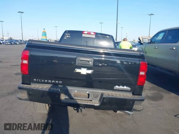 2014 Chevrolet Silverado 1500 High Country z VIN 3GCPCTEC2EG406164, wystawiony jako IAAI lot #42293653 z przebiegiem 44 351 mil mil oraz . Historia ofert i sprzedaży dostępna na DreamBid. Obrazek 17.