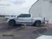 2022 Chevrolet Silverado 1500 RST z VIN 1GCUDEET8NZ571342, wystawiony jako IAAI lot #42146604 z przebiegiem 90 957 mil mil oraz . Historia ofert i sprzedaży dostępna na DreamBid. Obrazek 14.