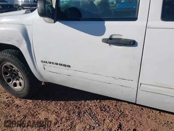 2012 Chevrolet Silverado 1500 LS z VIN 1GCRCREA1CZ180190, wystawiony jako IAAI lot #43498150 z przebiegiem 298 253 mil mil oraz . Historia ofert i sprzedaży dostępna na DreamBid. Obrazek 6.