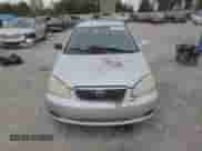 2005 Toyota Corolla CE z VIN 2T1BR30EX5C489726, wystawiony jako Copart lot #85645955 z przebiegiem 152 133 mil mil oraz Czysty tytuł • Clean title. Historia ofert i sprzedaży dostępna na DreamBid. Obrazek 5.