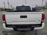 2023 Toyota Tacoma SR z VIN 3TYRZ5CN9PT026979, wystawiony jako Copart lot #85715965 z przebiegiem 70 943 mil mil oraz Szkoda całkowita • Salvage title. Historia ofert i sprzedaży dostępna na DreamBid. Obrazek 6.