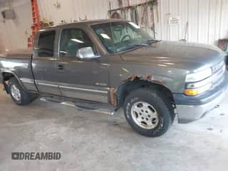 2000 Chevrolet Silverado 1500 z VIN 1GCEK19TXYZ255619, wystawiony jako IAAI lot #43272013 z przebiegiem 244 355 mil mil oraz . Historia ofert i sprzedaży dostępna na DreamBid. Obrazek 1.