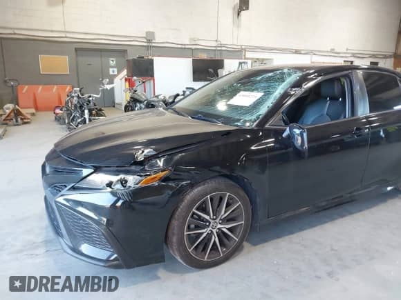 2021 Toyota Camry SE z VIN 4T1G11AKXMU471598, wystawiony jako IAAI lot #43060273 z przebiegiem 87 450 mil mil oraz . Historia ofert i sprzedaży dostępna na DreamBid. Obrazek 6.