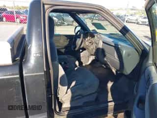2002 Chevrolet S-10 z VIN 1GCCS145128194643, wystawiony jako IAAI lot #43392396 z przebiegiem 251 096 mil mil oraz . Historia ofert i sprzedaży dostępna na DreamBid. Obrazek 5.