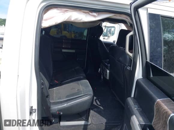 2019 Ford F-250 XL z VIN 1FT7W2B66KED62074, wystawiony jako IAAI lot #43092018 z przebiegiem 103 280 mil mil oraz . Historia ofert i sprzedaży dostępna na DreamBid. Obrazek 8.