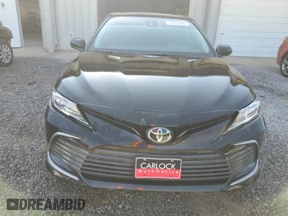 2023 Toyota Camry LE z VIN 4T1C11AK5PU774355, wystawiony jako Copart lot #64551525 z przebiegiem 23 166 mil mil oraz Czysty tytuł • Clean title. Historia ofert i sprzedaży dostępna na DreamBid. Obrazek 5.
