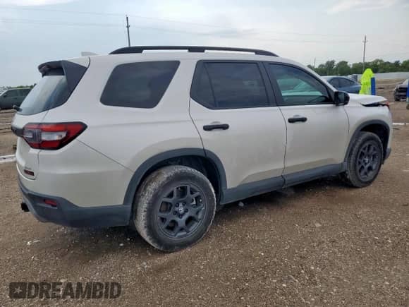 2025 Honda Pilot TrailSport с VIN 5FNYG1H63SB034757, выставлен на аукционе Copart как лот 70453905 с пробегом 13 681 миль миль и Списание • Salvage title. История ставок и продаж доступна на DreamBid. Изображение 3.