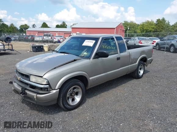 2000 Chevrolet S-10 LS Xtreme z VIN 1GCCS195XYK237767, wystawiony jako IAAI lot #42984808 z przebiegiem 383 552 mil mil oraz . Historia ofert i sprzedaży dostępna na DreamBid. Obrazek 17.