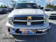 2017 Ram 1500 Big Horn z VIN 1C6RR6LG0HS542795, wystawiony jako Copart lot #81883225 z przebiegiem 47 298 mil mil oraz Szkoda całkowita • Salvage title. Historia ofert i sprzedaży dostępna na DreamBid. Obrazek 5.