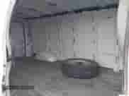 2023 Chevrolet Express Cargo z VIN 1GCWGBFP6P1182331, wystawiony jako IAAI lot #42620519 z przebiegiem 84 103 mil mil oraz . Historia ofert i sprzedaży dostępna na DreamBid. Obrazek 8.