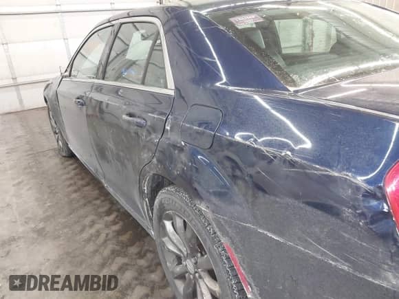 2016 Chrysler 300 Anniversary Edition с VIN 2C3CCARG4GH261572, выставлен на аукционе IAAI как лот 41411458 с пробегом 109 471 миль миль и . История ставок и продаж доступна на DreamBid. Изображение 18.