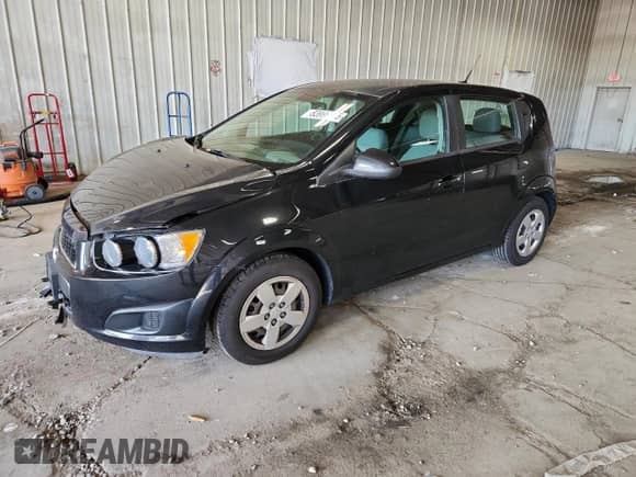 2013 Chevrolet Sonic LS z VIN 1G1JB6SH1D4192640, wystawiony jako Copart lot #83996305 z przebiegiem 55 369 mil mil oraz Czysty tytuł • Clean title. Historia ofert i sprzedaży dostępna na DreamBid. Obrazek 1.