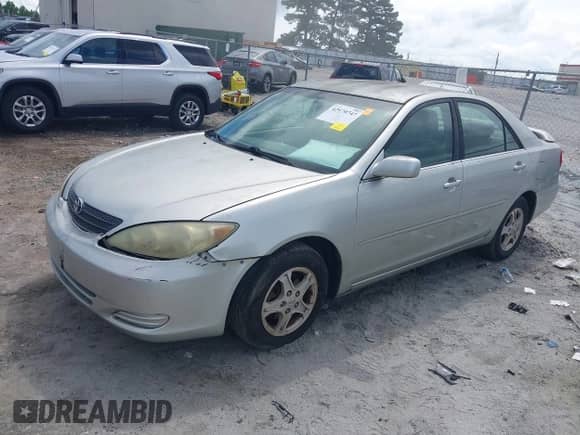 2002 Toyota Camry LE z VIN JTDBE32K320094291, wystawiony jako IAAI lot #42970747 z przebiegiem 198 294 mil mil oraz . Historia ofert i sprzedaży dostępna na DreamBid. Obrazek 2.