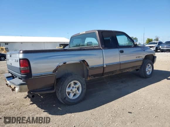 1997 Dodge 1500 z VIN 1B7HF13Z3VJ560078, wystawiony jako Copart lot #71613715 z przebiegiem 141 289 mil mil oraz Czysty tytuł • Clean title. Historia ofert i sprzedaży dostępna na DreamBid. Obrazek 3.