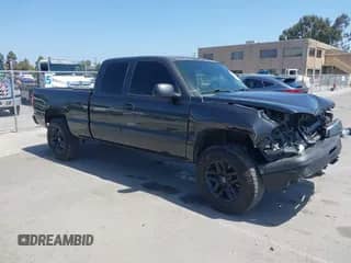 2005 Chevrolet Silverado 1500 Work Truck z VIN 1GCEC19X05Z265068, wystawiony jako IAAI lot #42495434 z przebiegiem 154 919 mil mil oraz . Historia ofert i sprzedaży dostępna na DreamBid. Obrazek 1.