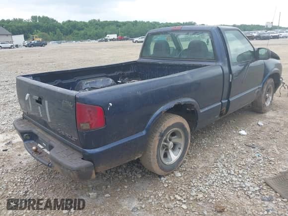 2003 Chevrolet S-10 LS с VIN 1GCCS14H338117395, выставлен на аукционе IAAI как лот 42517209 с пробегом 214 952 миль миль и . История ставок и продаж доступна на DreamBid. Изображение 4.