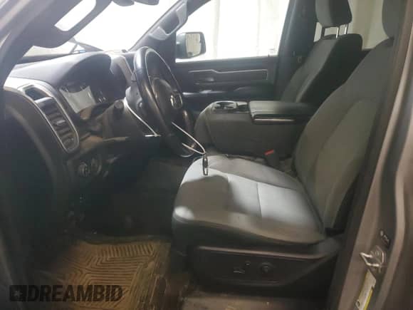 2021 Ram 1500 Lone Star z VIN 1C6SRFFT2MN632047, wystawiony jako Copart lot #61679265 z przebiegiem 159 908 mil mil oraz Czysty tytuł • Clean title. Historia ofert i sprzedaży dostępna na DreamBid. Obrazek 7.