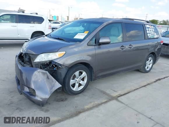 2012 Toyota Sienna LE с VIN 5TDKK3DC2CS180463, выставлен на аукционе IAAI как лот 43250009 с пробегом 127 980 миль миль и . История ставок и продаж доступна на DreamBid. Изображение 2.