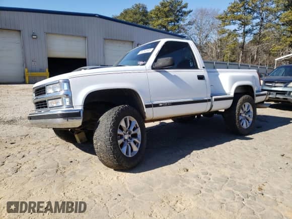 1997 Chevrolet Silverado 1500 with VIN 1GCEC14R5VZ205358, listed as a Copart auction lot 88252645 with 182,086 mi miles and Salvage title. Bid and sale history available at DreamBid. Image 1.