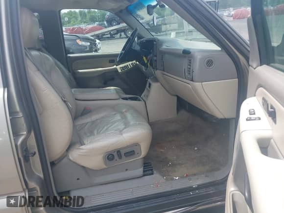 2002 Chevrolet Tahoe Z71 z VIN 1GNEK13Z32R322993, wystawiony jako IAAI lot #42456551 z przebiegiem 251 640 mil mil oraz . Historia ofert i sprzedaży dostępna na DreamBid. Obrazek 5.