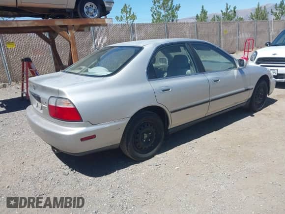 1996 Honda Accord LX z VIN 1HGCD563XTA192561, wystawiony jako IAAI lot #42915033 z przebiegiem 184 789 mil mil oraz . Historia ofert i sprzedaży dostępna na DreamBid. Obrazek 4.