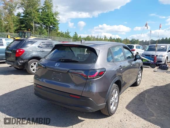 2023 Honda HR-V LX z VIN 3CZRZ2H33PM745818, wystawiony jako IAAI lot #43206045 z przebiegiem 22 496 mil mil oraz . Historia ofert i sprzedaży dostępna na DreamBid. Obrazek 4.