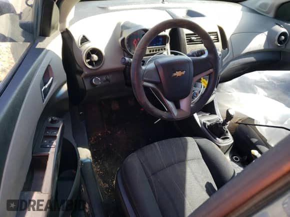 2012 Chevrolet Sonic LT z VIN 1G1JD6SH4C4231312, wystawiony jako Copart lot #43200445 z przebiegiem 94 655 mil mil oraz Szkoda całkowita • Salvage title. Historia ofert i sprzedaży dostępna na DreamBid. Obrazek 13.