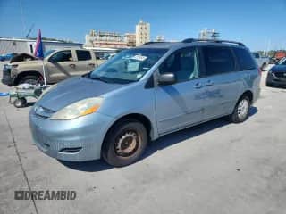 2010 Toyota Sienna CE z VIN 5TDKK4CC1AS339350, wystawiony jako Copart lot #82258545 z przebiegiem 170 742 mil mil oraz Czysty tytuł • Clean title. Historia ofert i sprzedaży dostępna na DreamBid. Obrazek 1.