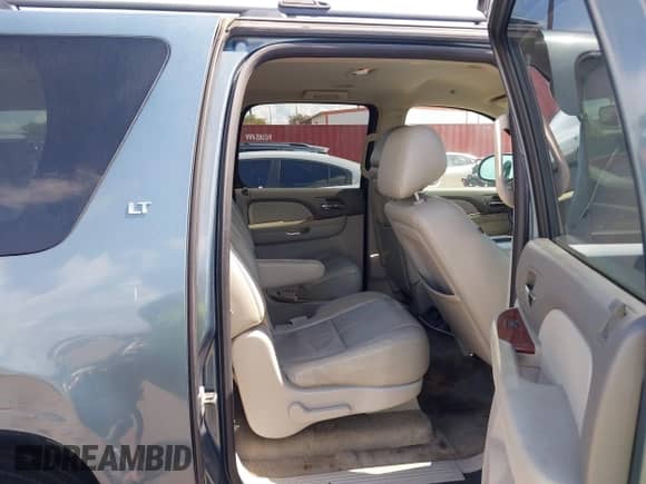 2010 Chevrolet Suburban LT z VIN 1GNUCJE01AR142336, wystawiony jako IAAI lot #42569262 z przebiegiem 298 479 mil mil oraz . Historia ofert i sprzedaży dostępna na DreamBid. Obrazek 8.