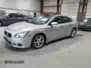 2014 Nissan Maxima SV z VIN 1N4AA5AP9EC447531, wystawiony jako IAAI lot #43320701 z przebiegiem 129 962 mil mil oraz . Historia ofert i sprzedaży dostępna na DreamBid. Obrazek 2.