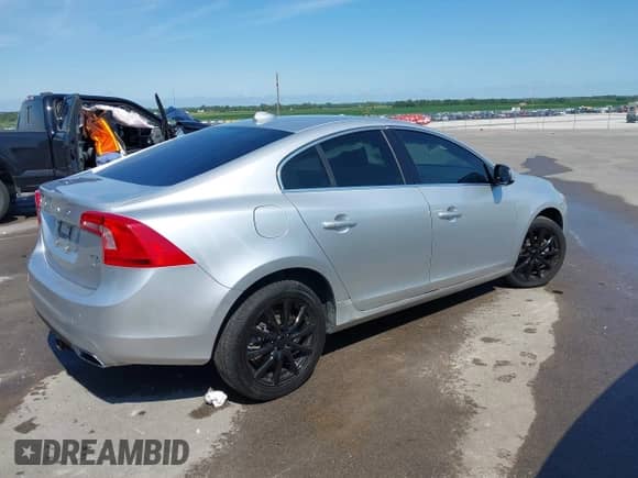 2016 Volvo S60 T5 Premier с VIN YV1612TKXG2401242, выставлен на аукционе IAAI как лот 42759766 с пробегом 98 822 миль миль и . История ставок и продаж доступна на DreamBid. Изображение 4.