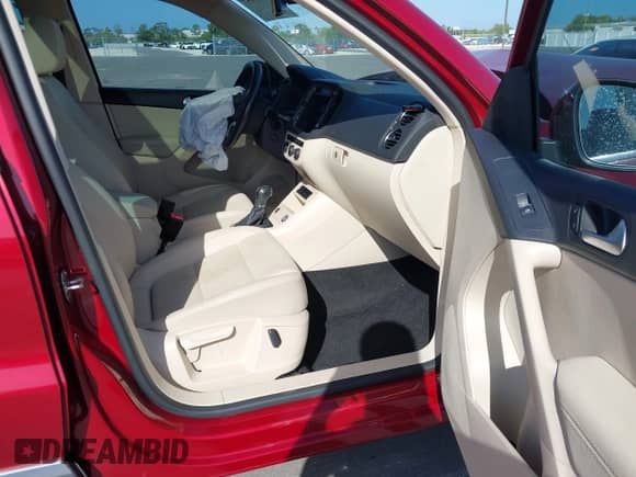 2016 Volkswagen Tiguan S z VIN WVGAV7AX1GW043758, wystawiony jako IAAI lot #43367245 z przebiegiem 110 254 mil mil oraz . Historia ofert i sprzedaży dostępna na DreamBid. Obrazek 5.