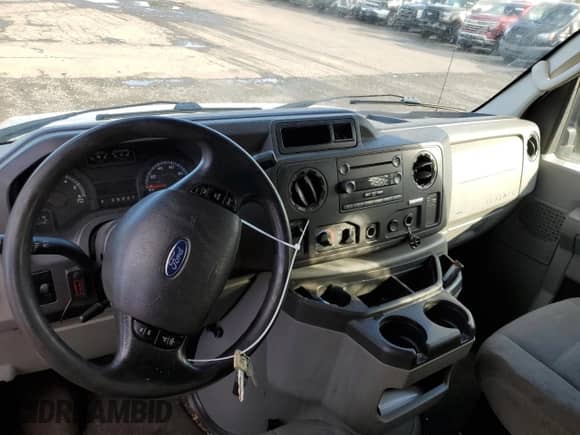 2010 Ford Econoline Cargo Commercial z VIN 1FTNS2EW0ADA63179, wystawiony jako Copart lot #76783934 z przebiegiem 352 353 mil mil oraz Czysty tytuł • Clean title. Historia ofert i sprzedaży dostępna na DreamBid. Obrazek 8.