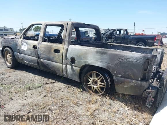 2006 GMC Sierra 1500 SL z VIN 2GTEC13V461343983, wystawiony jako IAAI lot #42374701 z przebiegiem Nie podano mil oraz . Historia ofert i sprzedaży dostępna na DreamBid. Obrazek 3.