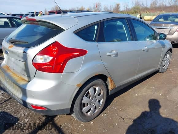 2014 Ford Focus Titanium z VIN 1FADP3N21EL383449, wystawiony jako IAAI lot #43511972 z przebiegiem 127 277 mil mil oraz . Historia ofert i sprzedaży dostępna na DreamBid. Obrazek 4.