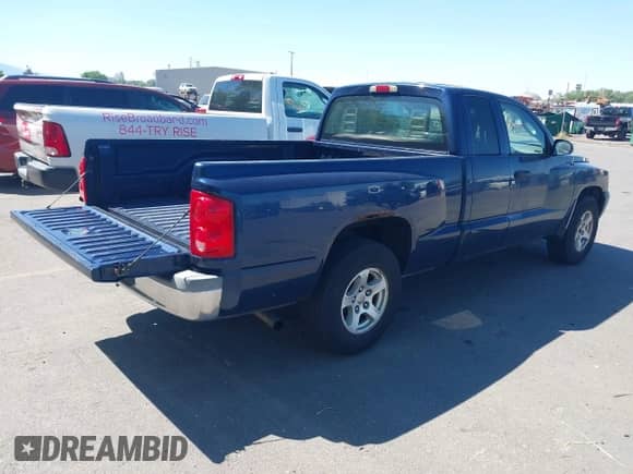 2005 Dodge Dakota SLT z VIN 1D7HE42K25S198883, wystawiony jako IAAI lot #42687755 z przebiegiem 185 522 mil mil oraz . Historia ofert i sprzedaży dostępna na DreamBid. Obrazek 4.