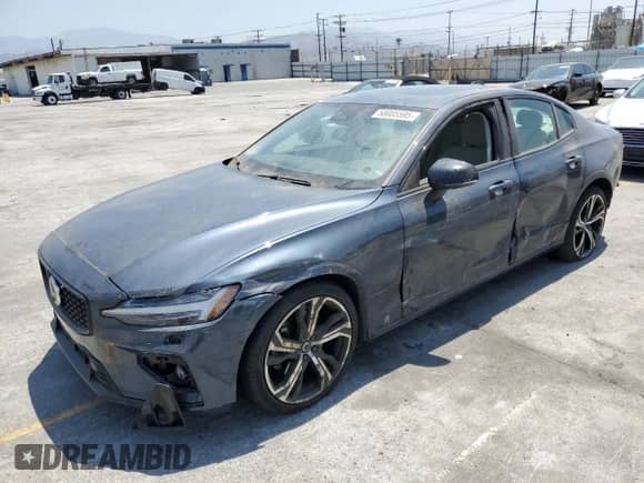 2024 Volvo S60 Plus Dark Theme z VIN 7JRL12FL3RG314416, wystawiony jako Copart lot #58085595 z przebiegiem 22 897 mil mil oraz Szkoda całkowita • Salvage title. Historia ofert i sprzedaży dostępna na DreamBid. Obrazek 1.