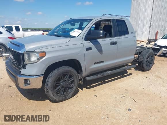 2018 Toyota Tundra SR с VIN 5TFUW5F1XJX752861, выставлен на аукционе IAAI как лот 42443800 с пробегом 72 547 миль миль и . История ставок и продаж доступна на DreamBid. Изображение 2.