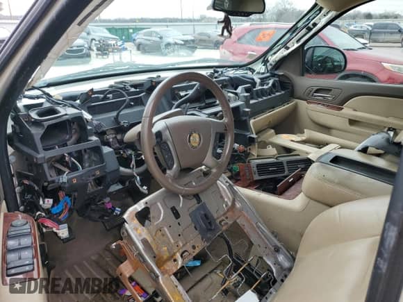 2010 Chevrolet Suburban LTZ z VIN 1GNUCKE06AR268777, wystawiony jako Copart lot #42553945 z przebiegiem Nie podano mil oraz Czysty tytuł • Clean title. Historia ofert i sprzedaży dostępna na DreamBid. Obrazek 8.