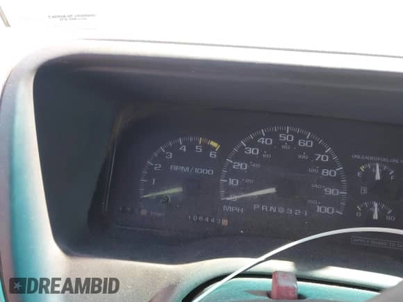 1996 GMC Sierra 1500 z VIN 1GTGC33R4TF018147, wystawiony jako IAAI lot #41612770 z przebiegiem 106 443 mil mil oraz . Historia ofert i sprzedaży dostępna na DreamBid. Obrazek 15.