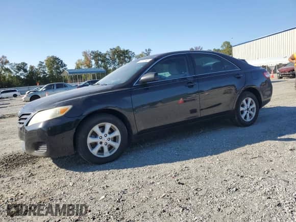 2010 Toyota Camry XLE z VIN 4T1BF3EK1AU513993, wystawiony jako Copart lot #82391545 z przebiegiem 185 639 mil mil oraz Czysty tytuł • Clean title. Historia ofert i sprzedaży dostępna na DreamBid. Obrazek 1.