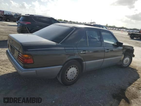 1991 Mercedes-Benz 300 z VIN WDBEB28D0MB487342, wystawiony jako Copart lot #77837294 z przebiegiem 319 175 mil mil oraz Szkoda całkowita • Salvage title. Historia ofert i sprzedaży dostępna na DreamBid. Obrazek 3.