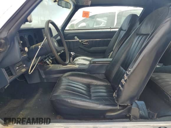 1981 Chevrolet Camaro z VIN 1G1AP87K3BL114347, wystawiony jako Copart lot #56531015 z przebiegiem 93 734 mil mil oraz Czysty tytuł • Clean title. Historia ofert i sprzedaży dostępna na DreamBid. Obrazek 7.