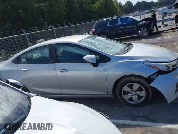 2017 Chevrolet Cruze LS z VIN 1G1BC5SM6H7112357, wystawiony jako IAAI lot #43232969 z przebiegiem 144 358 mil mil oraz . Historia ofert i sprzedaży dostępna na DreamBid. Obrazek 14.