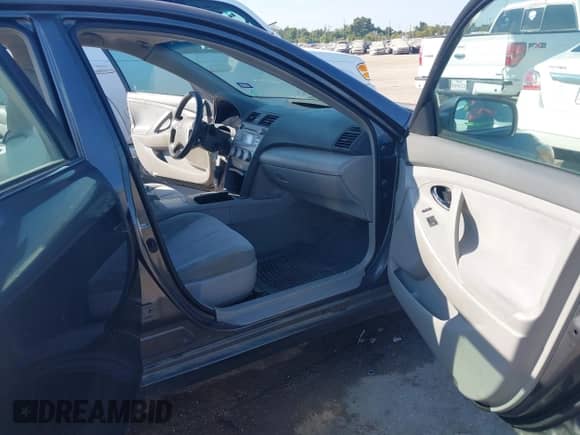 2011 Toyota Camry LE z VIN 4T4BF3EKXBR215157, wystawiony jako IAAI lot #43402109 z przebiegiem 216 833 mil mil oraz . Historia ofert i sprzedaży dostępna na DreamBid. Obrazek 5.